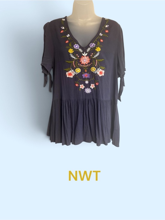 JODIFL Tops - NWT V-Neck Top with Multicolor Floral Embroidery SMALL #J